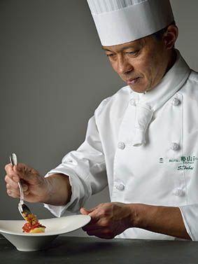 京都国際ホテルにてフランス料理を学び、2004年より【フォーシーズンズホテル椿山荘 東京】にて、VIPパーティーの料理を担当。2008年より、メインダイニング【イル・テアトロ】担当となり、イタリア人シェフと共に、料理の幅を広げ、【JETSTREAM】料理長にも就任。2018年より【イル・テアトロ】シェフに就任。