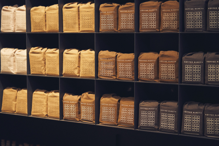 常時約25種のコーヒー豆をラインナップ。メニューや布のショッパーのグラデーションは、浅〜深煎りまでローストの違いを表現