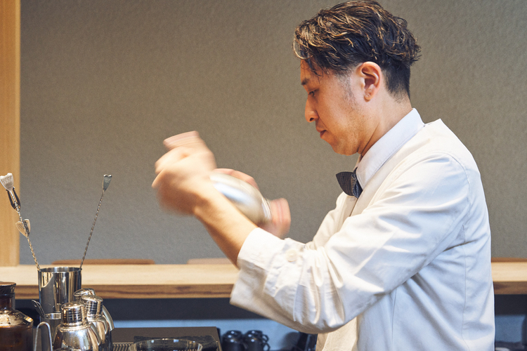 「Japan Coffee In Good Spirits」にて2018年、19年と２連覇を果たした図師聡氏。グラスに香木で香りをつけ、合わせるリキュールや自家製のシロップを合わせ、シェーカーで振って仕上げる