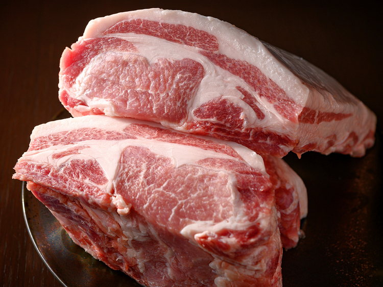 1週間に3頭しか出荷されないという貴重な長右衛門豚のリブロース。肉の赤身が濃く、サシも入っている。上部の脂身と肉が層になっている部分が“かぶり”。