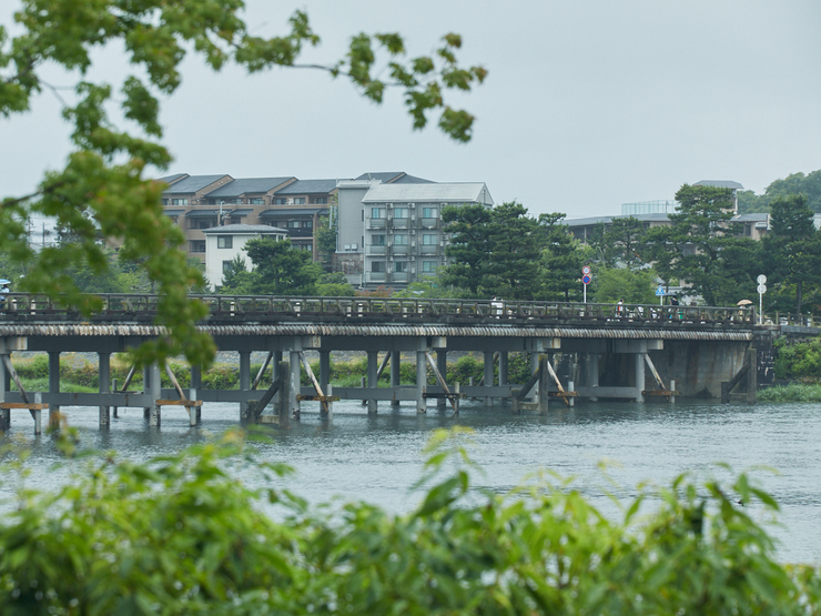 目の前には桂川と渡月橋。嵐山の絶景が広がる