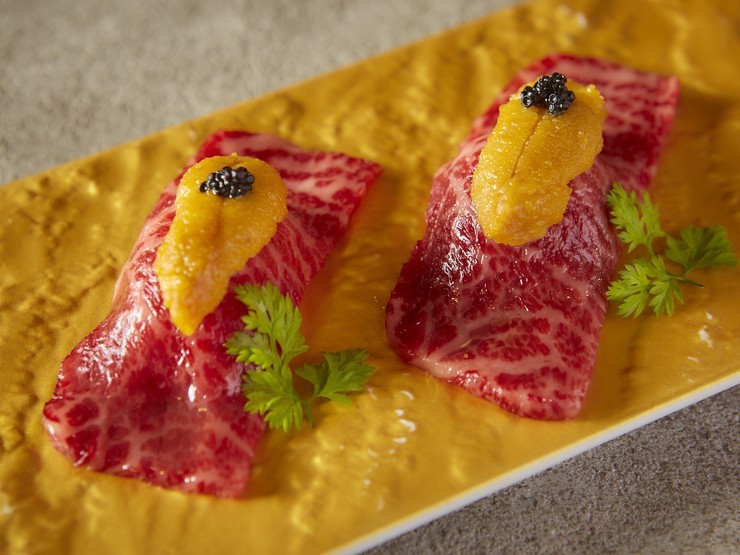 焼肉 うしみつ 恵比寿本店の肉寿司「雲丹のせ和牛炙り寿司」