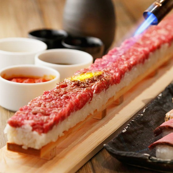 肉匠 とろにく 恵比寿店宿の肉寿司「ローストビーフのロングユッケ寿司」