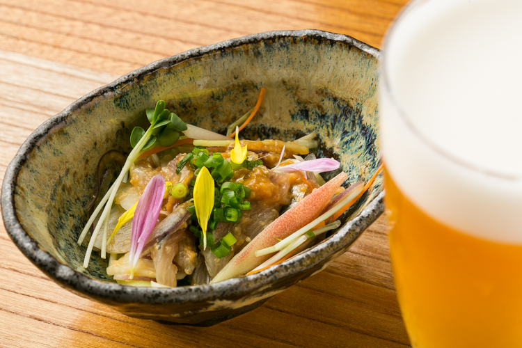一品料理から『旬の魚のなめろう』。ビールや日本酒との相性は抜群です