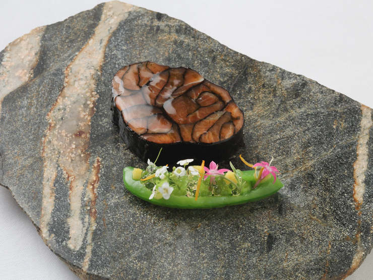 サーモンと海苔で飾り巻き寿司風のビジュアルが印象的
