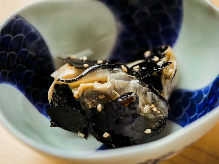 『牡蠣の海苔和え』北海道産仙鳳趾産の牡蠣はふっくらとしてミルキー。火を入れることで、更にそのあまみが膨らむ。軽やかな胡麻油の風味と海苔の香りがアクセントとなり、お酒を呼ぶ逸品に。