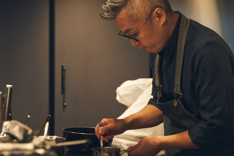 「型にはまらない自由な店、料理であり続けるための空間」と楽しそうに話す斉藤シェフ