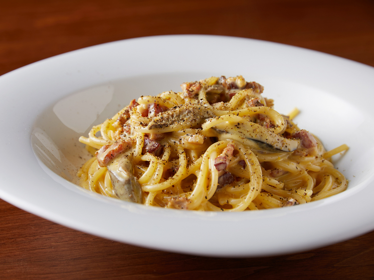 1食入り 1,980円（パスタは別売り）。たっぷりのベーコンと椎茸が香る濃厚なパスタソース。パスタソース＋チーズのみの販売のため、卵は別途ご用意を