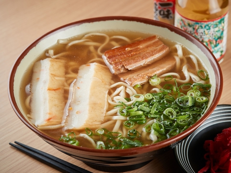 豚骨ベースにカツオ、野菜を8時間煮込んだスープに旨味がたっぷり！　『沖縄そば』700円