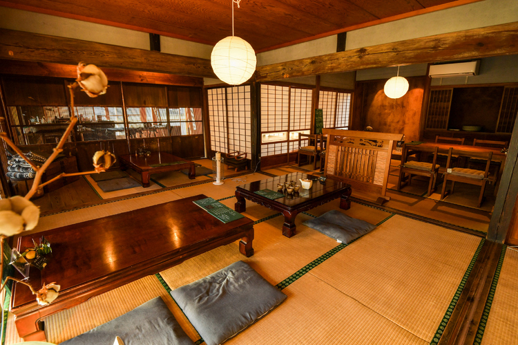 厨房以外は手を加えていないという日本家屋を感じられる設えは、とても落ち着く空間です