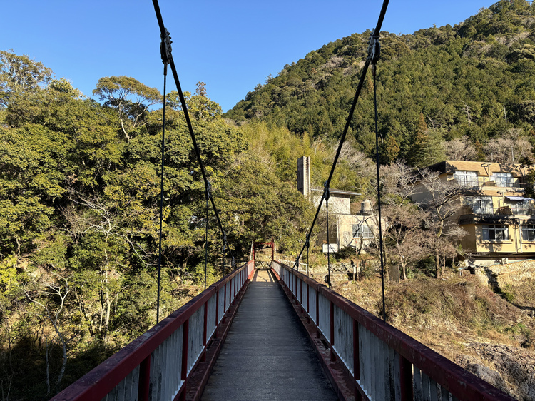 対岸を結ぶ吊り橋「浮石橋」。素晴らしい景観です