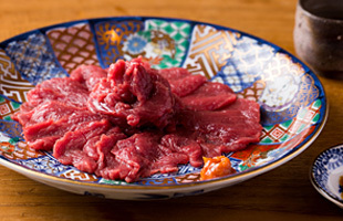会津坂下から仕入れる馬のモモ肉を使った『会津の馬刺し』。赤身肉の旨みに特製のニンニク味噌がよく合う
