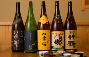 日本酒は燗向きタイプと生酒を中心に、約20種をラインナップ。季節の日本酒も豊富に揃っている