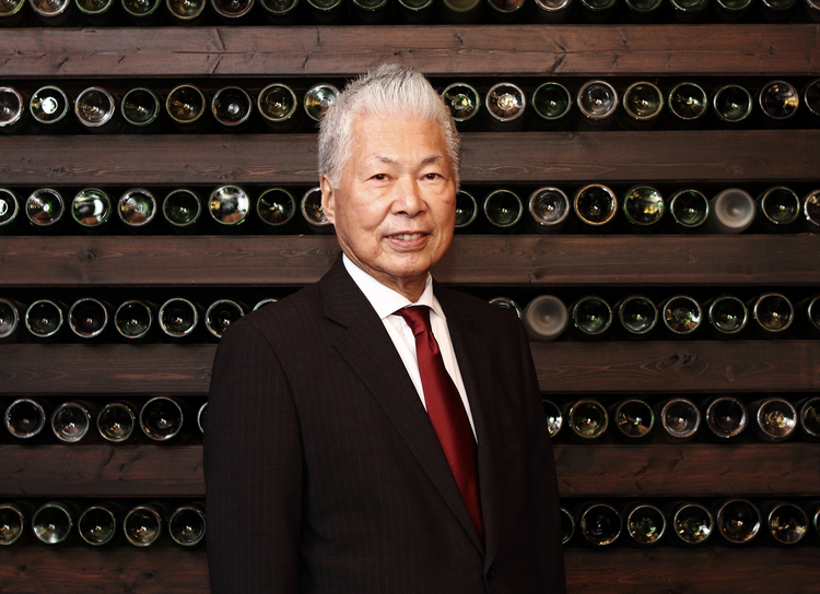 1949年、山梨県生まれ。1929年に開業した、甲府・湯村温泉の「常磐ホテル」代表取締役。2014年に4代目社長に就任以来、「ワインと料理の夕べ」などのイベントを開催して山梨ワインのPRに尽力する。自動車専門誌『AUTOCAR JAPAN』編集長でもあり、著書に『昭和40年頃の山梨の鉄道追想』（イカロス出版）がある。