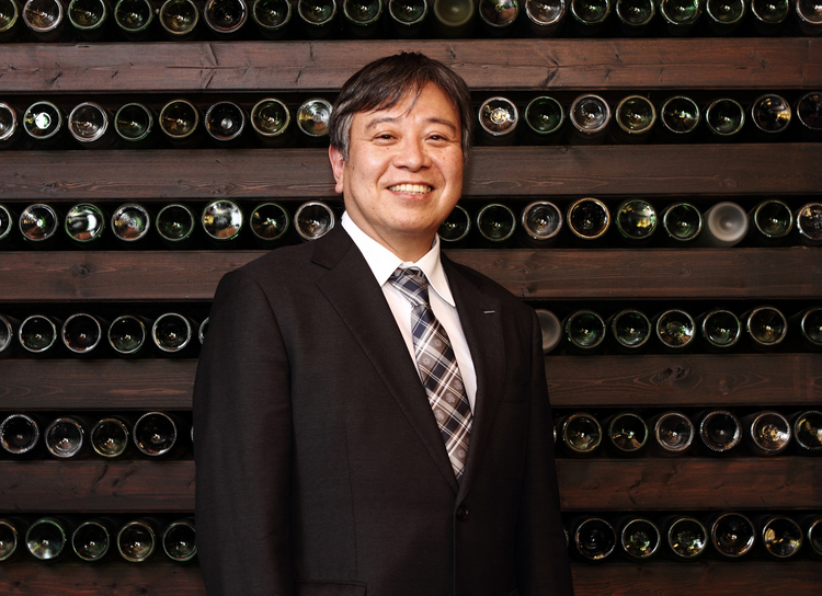 1989年にサントリーへ入社し、ワイン技術開発や商品開発を担当。1996年にボルドー大学に留学、ワイン利き酒適正資格（DUAD）を取得。2006年に「サントリー登美の丘ワイナリー」のチーフワインメーカーとなり、2018年にワイナリー所長に就任。
