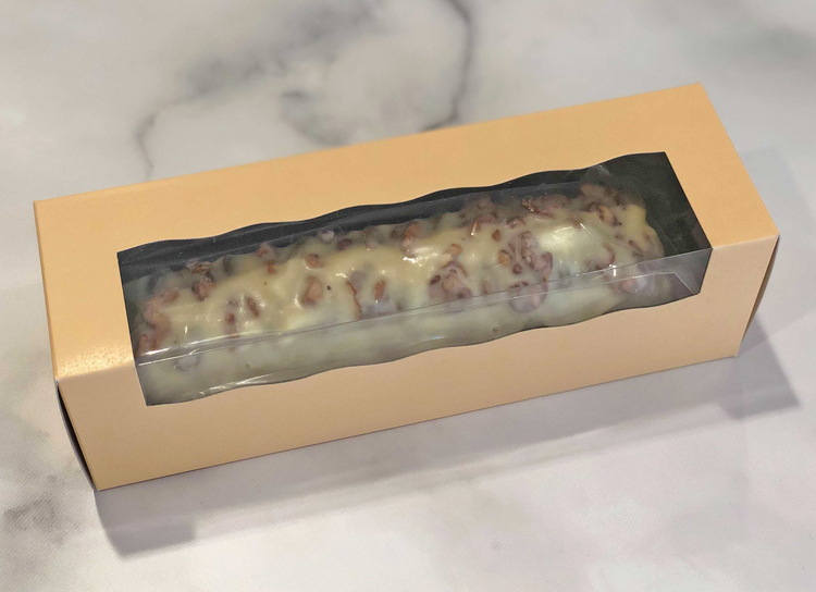 パッケージの波状の曲線がやわらかな印象を与える『ホワイトチョコと八女茶のパウンドケーキ』（１本）3,000円＋送料、冷凍発送