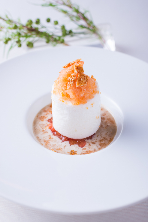 Restaurant MiYa-Vieのイルフロッタントをイメージに烏龍茶のクリームに浮かべたメレンゲ、ピンクグレープフルーツのコンフィ