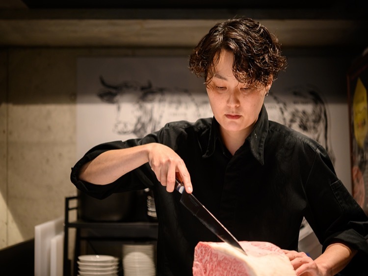 料理人の山地夏子氏。自身も肉が大好きで、カットによる味わいの表現に余念がない