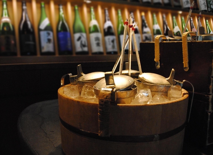 全国の150種類以上の日本酒を半合サイズでちょい呑み（90cc）。さまざまな日本酒を堪能できる【炉端のぬる燗 佐藤】