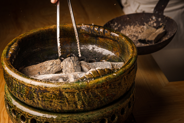信楽の雲井窯、中川一辺陶の炭火コンロに炭を並べます
