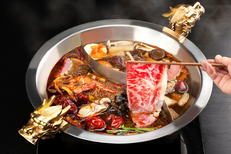 日本人の嗜好に合わせた旨みと食材の質に拘った贅沢な火鍋は、スープを飲みながら楽しむスタイル