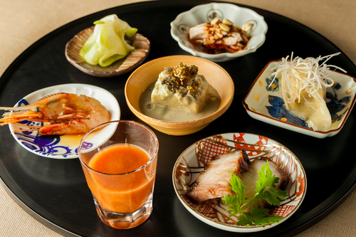 和洋の食材を取り入れ、斬新なアイデアでつくり上げた中華料理の数々は、見た目も美しく華やか