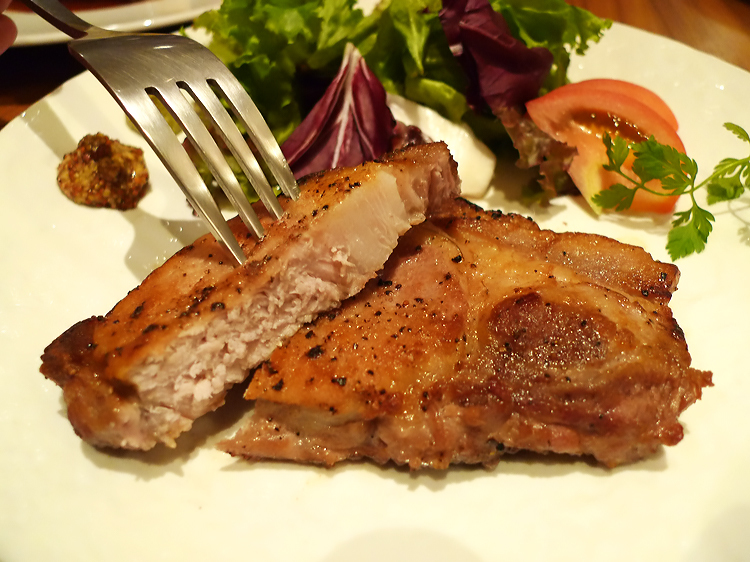 豚全体の約3％～5％しかいないという「かみこみ豚」。たっぷりと脂がのっている肉は、一度味わうと虜に！