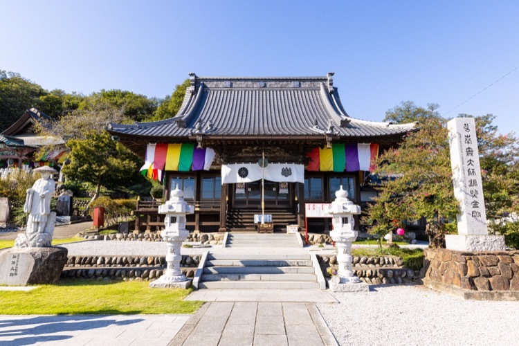 1200年以上前に創建された真言宗の寺院であり、日本三大に数えられる「厄除け金色大師」と「開運金色大師」を同時に祀る寺として有名