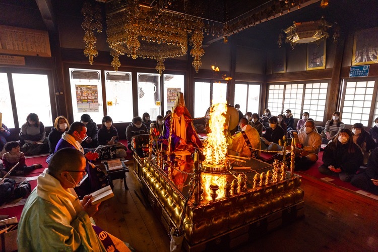 護摩祈願の様子。「護摩」とは梵語の「homa（ホーマ）」に由来し、火を扱った儀式のこと