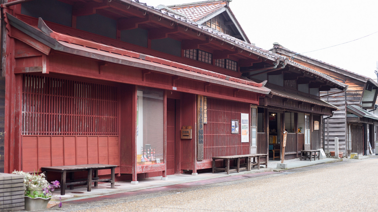 江戸時代の町家「旧岸名家」。古い街並みが各所に残ります