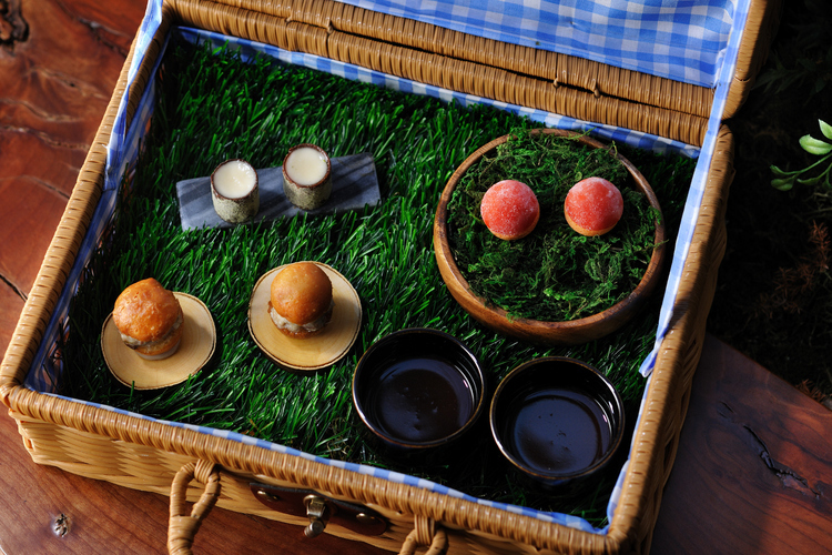 ピクニックスタイルで、料理はバスケットに入れて提供されます