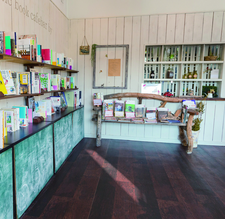 書店勤めの夫妻がDIYで作り上げた、夢の一軒家ブックカフェ【acoustic book cafebar by】