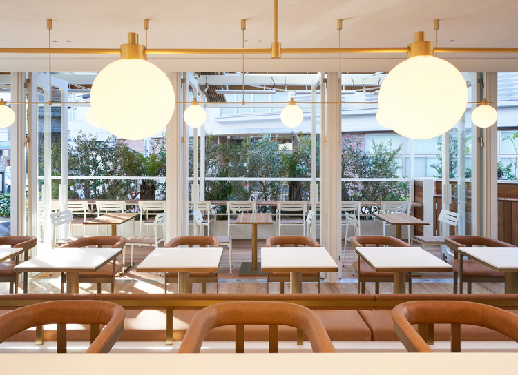フルオープンで一体感のあるテラス席や、清潔感のあるタイルが印象的なアイランドキッチンが明るく開放的な空間を演出
