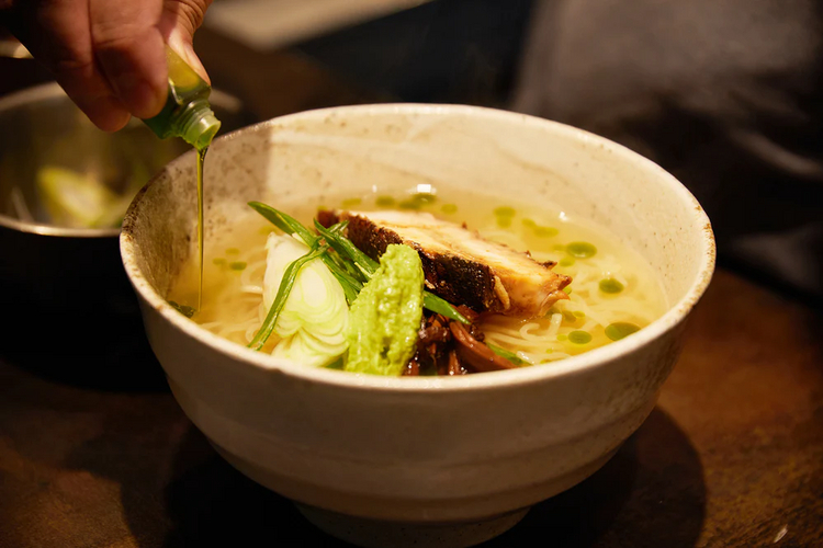 スープを器に注ぎ、しっかりと湯切りした麺を盛り付け、トッピングを加えたら木津川ねぎ塩ラーメンの完成！