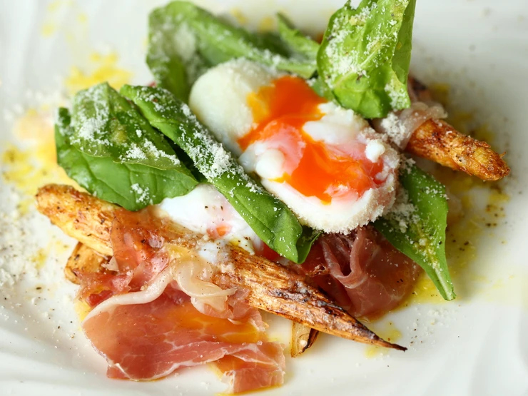 GOLOSO TETSUのイタリア産ホワイトアスパラのソテー　生ハムと半熟卵のビスマルク