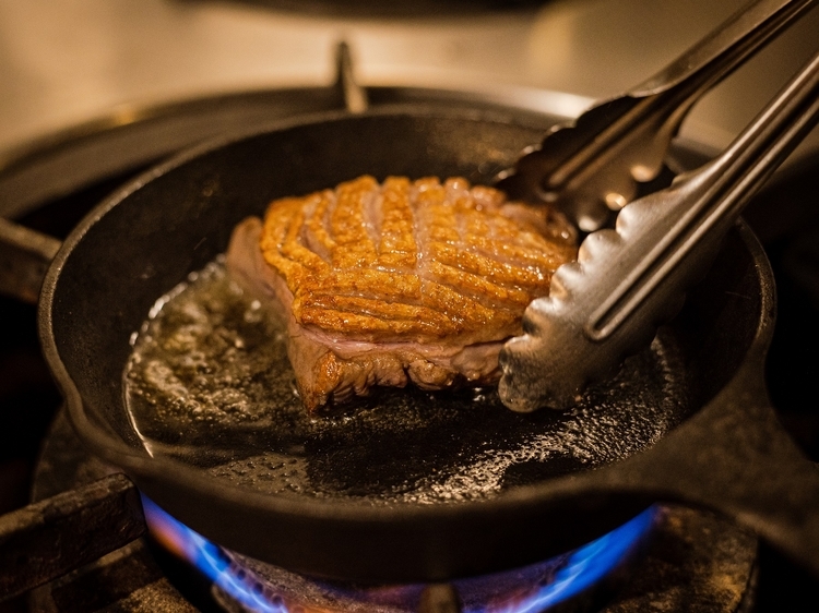 皮目をしっかり焼いてカリカリにしたら、肉汁が暴れないようオーブンに出したり入れたりしながらゆっくり火を入れる