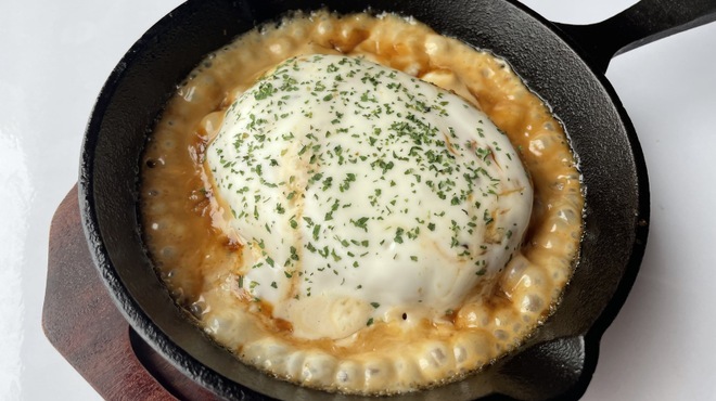 ホワイトチーズに溺れた濃厚ハンバーグ