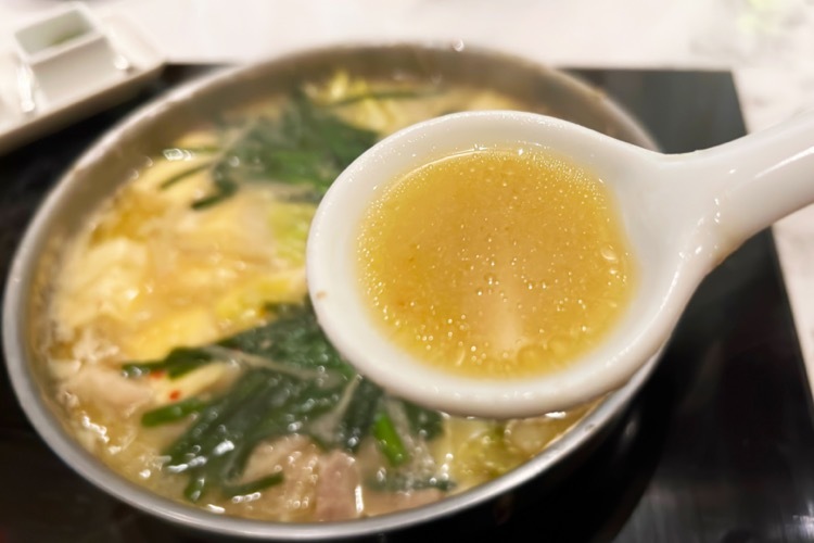 数種類の味噌と、いくつかの調味料を加えたオリジナルブレンドの自家製味噌をベースに仕上げたスープ
