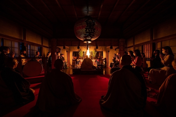 皇室ゆかりの仁和寺ならではの法要・護摩祈願を体験するゲスト