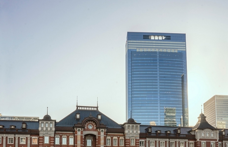 東京駅の丸の内口側から見た超高層ビル「東京ミッドタウン八重洲」の最高層にある