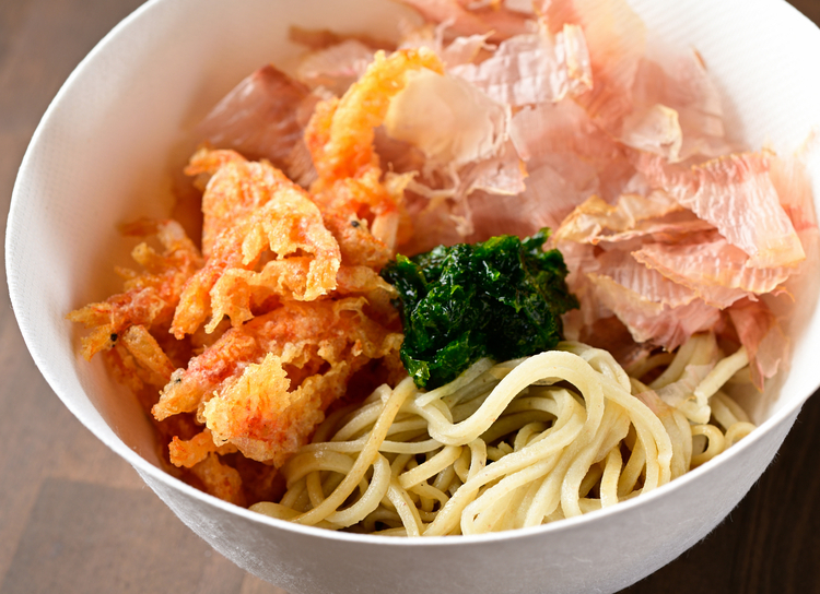 桜海老の天ぷらと舞阪海苔、花鰹をトッピングした『駿河まぜ蕎麦』が登場