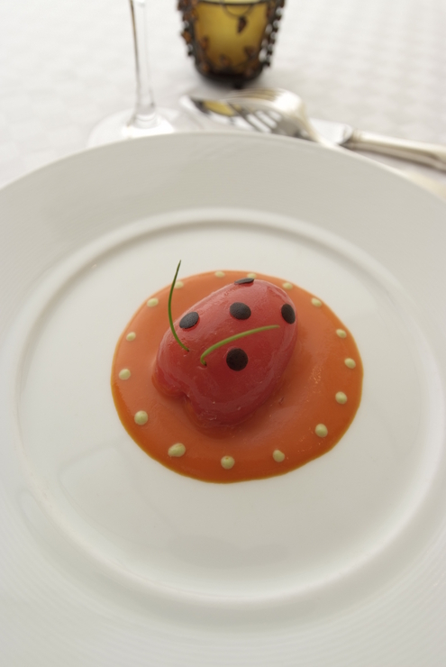 トレフ　ミヤモト（Treffe　Miyamoto）のてんとう虫のデザインのトマトのサラダ