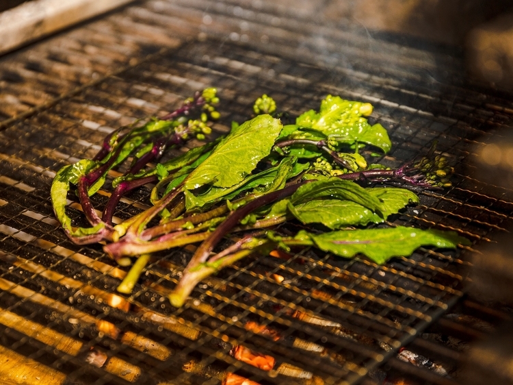 野菜は熾火の上で炙ったり、鉄鍋で炒めたり。目指す食感や香りによって火をコントロール