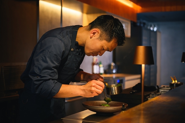 名だたる名店で腕を磨いてきた津野一平シェフは33歳。素材感を活かした料理が信条だ