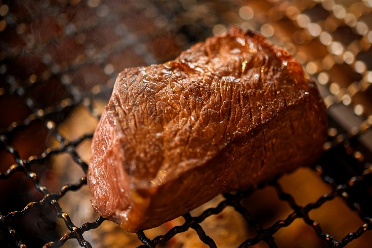 牛肉は、塩パイで包み焼きにした後、炭火で表面を炙り香りをつけている
