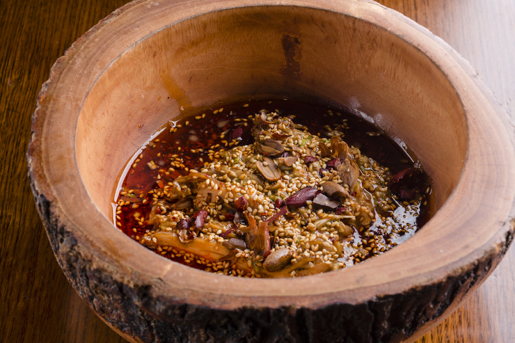 四川省ではファストフードとしても愛される辛口の『鉢鉢鶏』。串を使わず木鉢に盛り付けるのがこちらの流儀