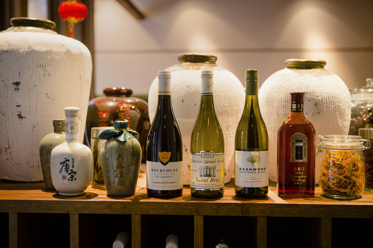 ワインと紹興酒を軸に約100種が揃うアルコール類。千差万別の組み合わせで江南料理との相性を含味できる