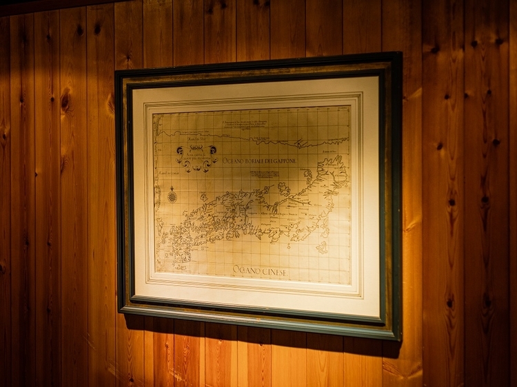 個室に飾られているのは、イタリアの古い本に載っていた日本地図