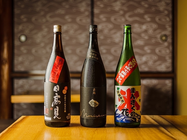 日本酒は、常時15〜6種が揃う。左から日高見1合1540円、森嶋1合1,980円、まんさくの花1合1,760円。五勺から注文できる。