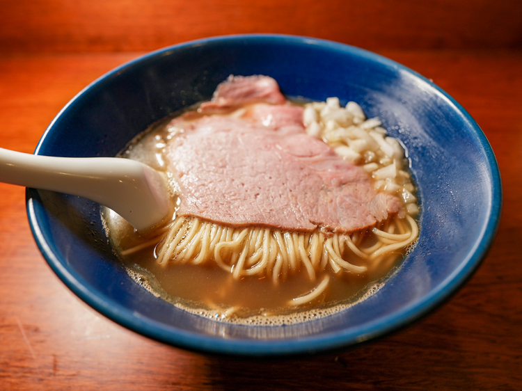 超濃厚スープと反発力のある低加水麺、低温調理したレアチャーシューがマッチ。『煮干蕎麦』 950円 